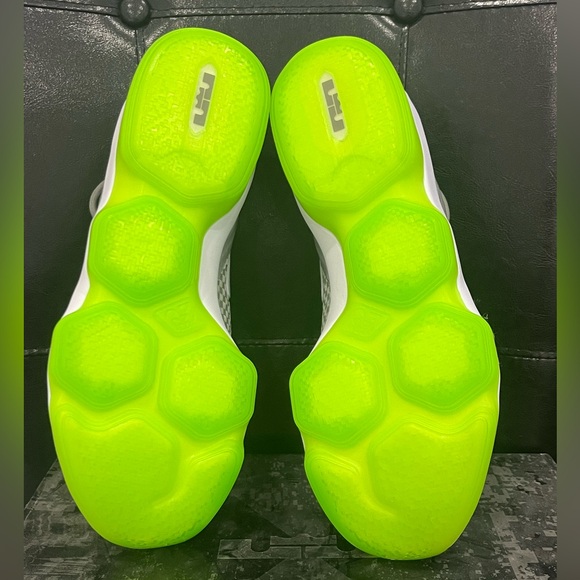 Lebron XIV Low - Dust/Reflective silver size 9 - Picture 2 of 5